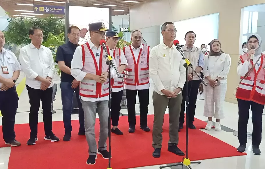 Menteri Perhubungan RI, Budi Karya Sumadi dan PJ Gubernur DKI Jakarta, Heru Budi di Lobi Barat, Kereta Api BNI City, Jakarta Selatan, Minggu 28 Mei 2023