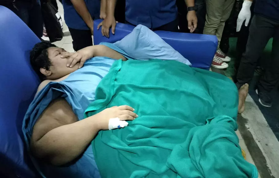 Obese Man weighing 300kg transferred to RSCM from Tangerang City Hospital in Dramatic Evacuation Process