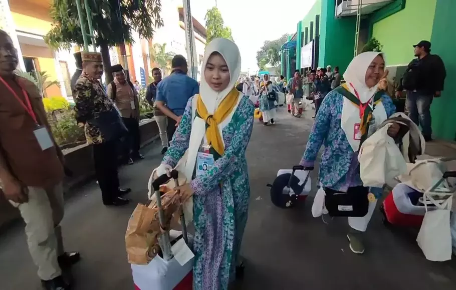 Mahasiswi Ini Berangkat Haji Gantikan Ayahnya Yang Meninggal, Jemaah ...