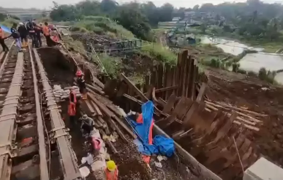 Pt Kai Percepat Perbaikan Rel Longsor Di Jalur Kereta Api Bogor