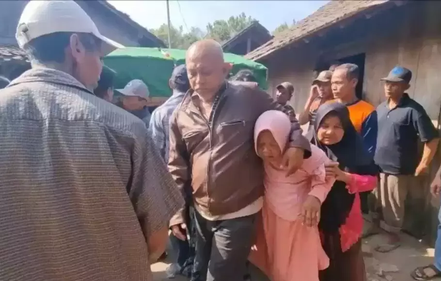 Isak Tangis Iringi Pemakaman Adelia, Korban Tewas Kecelakaan Kereta Api ...