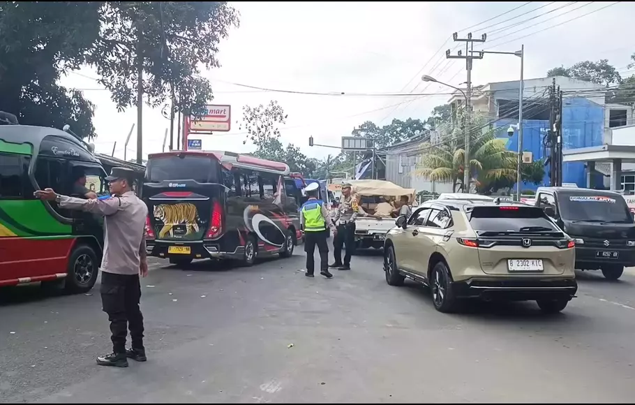 Jalur Menuju Pantai Carita Dipadati Kendaraan Wisatawan