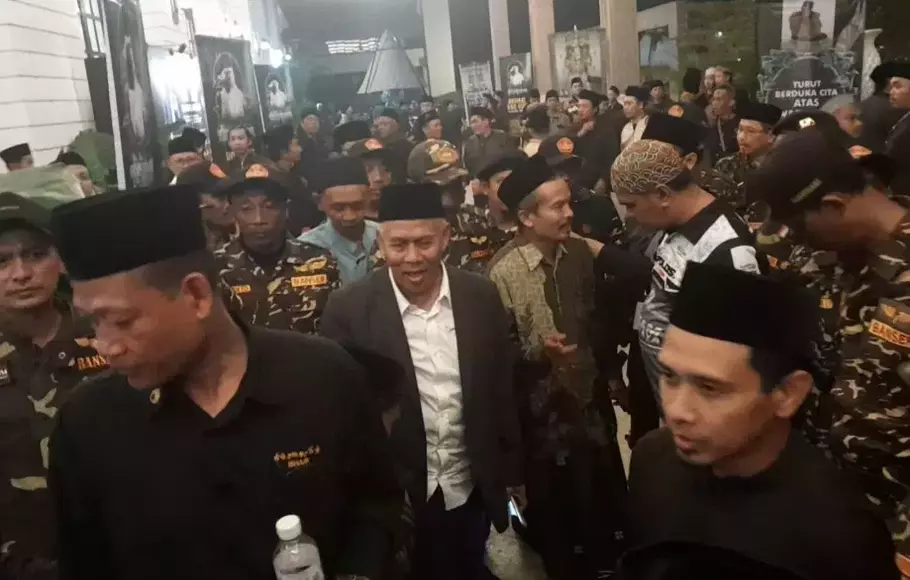 KH Marzuki Mustamar saat menghadiri pertemuan 2000 santri yang memberikan dukungan moral kepada dirinya setelah diberhentikan dari Ketua PWNU Jatim di Cemara Ballroom, Karanglo, Singosari, Kabupaten Malang, Jawa Timur, Rabu, 3 Januari 2024.