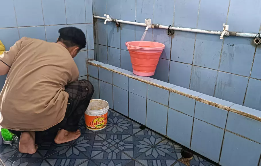 Viral Pemuda Sukabumi Keliling Bersihkan Toilet Masjid sejak Usia 14 Tahun