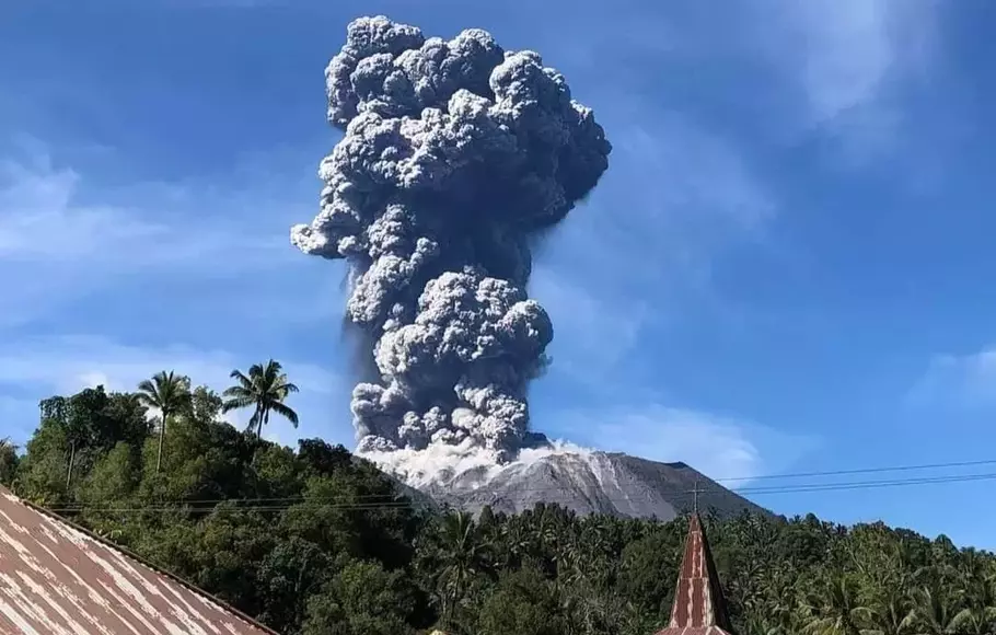 Gunung Ibu Masih Terus Erupsi dengan Intensitas Tinggi