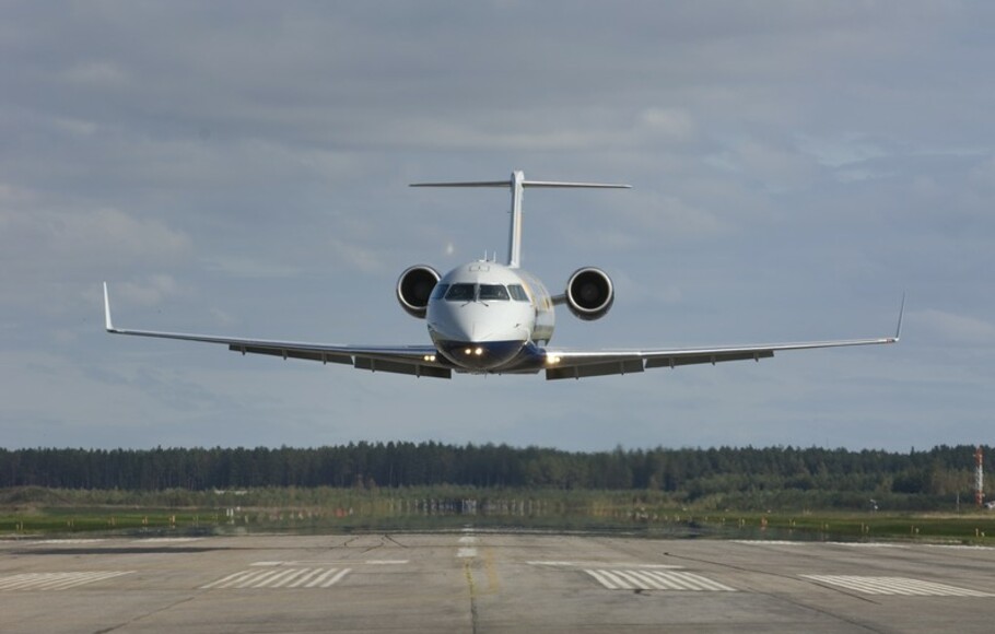 Летит 200. Аварийная посадка в Жулянах. CRJ—200 посадка в самолете. Самолет Волгоград Сургут. Пассажирский самолёт Петрозаводск.