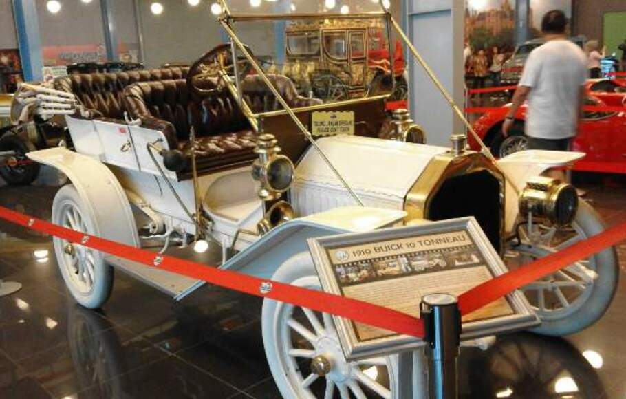 Mobil Buick 10 tahun 1910 menjadi salah satu koleksi Museum Angkut yang berada di kawasan Batu Malang, Jawa Timur.