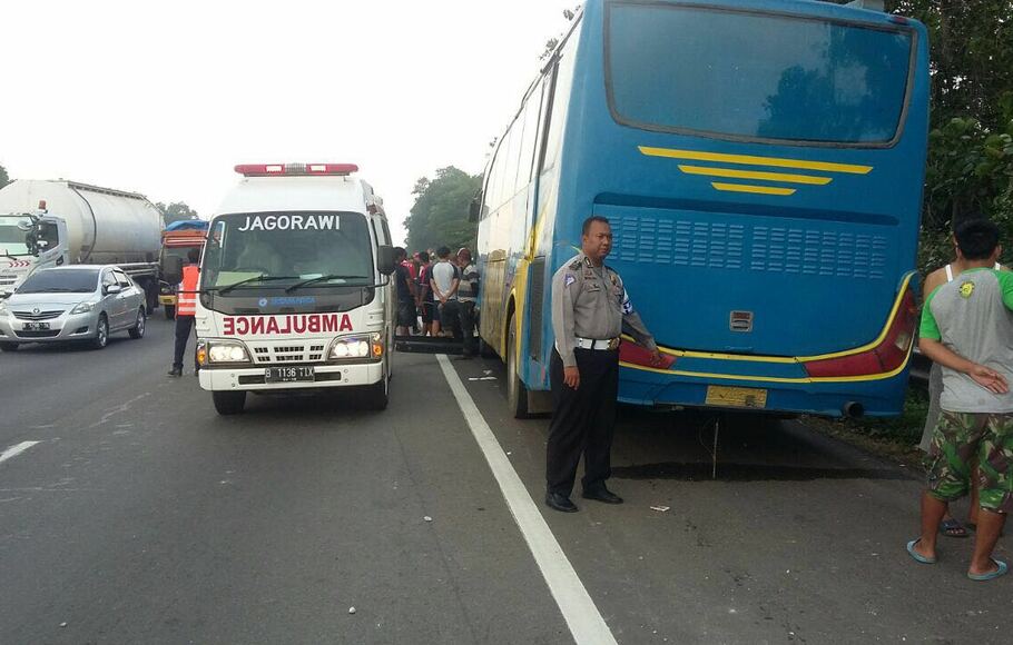 Menyalip Dari Kiri, Pengendara Motor Hantam Truk Hingga Tewas