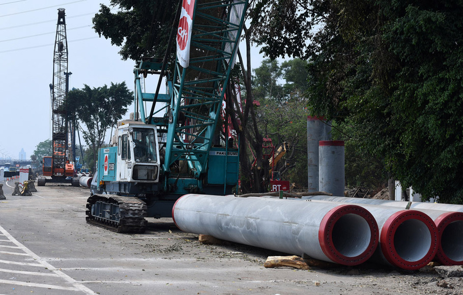 Alat-alat berat diparkir di proyek LRT (Light Rail Transit) di Kawasan Taman Mini, Jakarta, 29 September 2015.