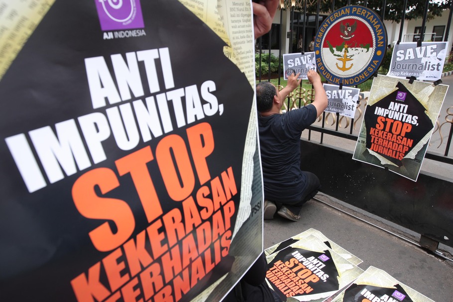Sejumlah wartawan yang tergabung dalam Solidaritas Wartawan Anti Kekerasan (SOWAK) berunjuk rasa di depan kantor Kementerian Pertahanan, JakartaFOTO: Safir Makki/ JAKARTA GLOBE