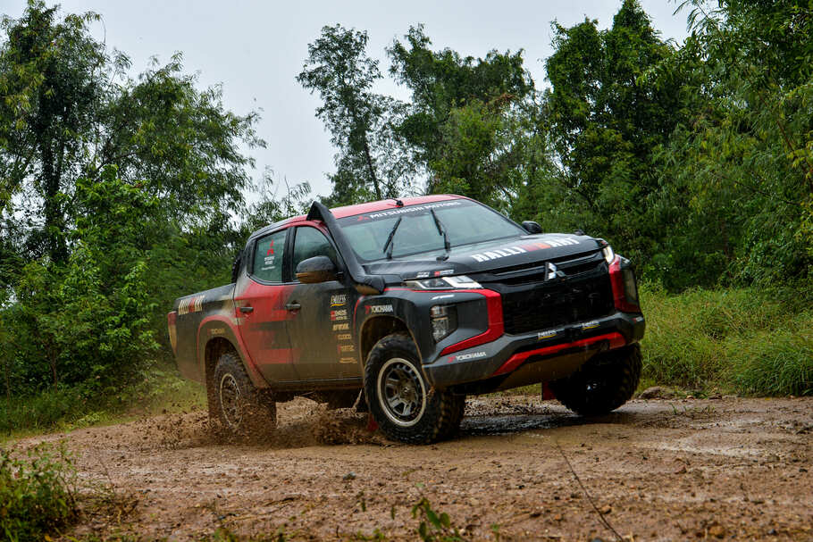 Mobil reli Triton menjalani uji ketahanan di trek balap off-road Grand Prix Motor Park di Kanchanaburi, di Barat Thailand. - (Istimewa)