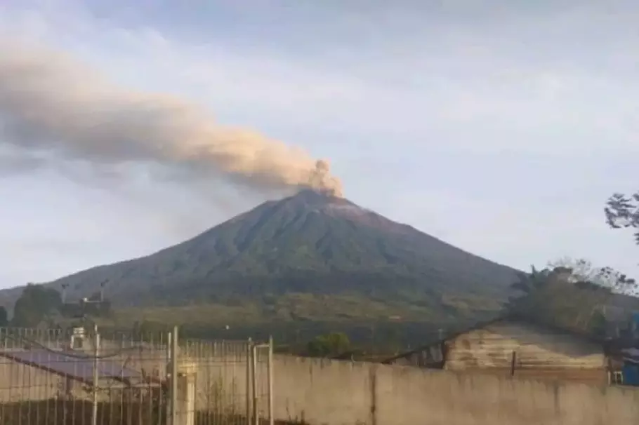 Gunung Kerinci, Jambi saat erupsi, Sabtu 14 Januari 2023. - (Antara/Handout)