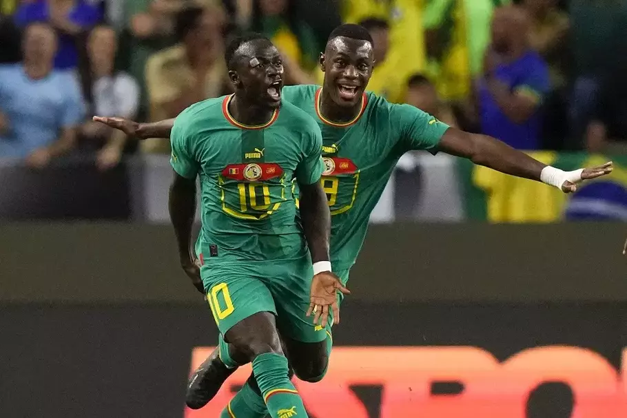 Penyerang Senegal, Sadio Mane (kiri), merayakan gol ke gawang Brasil.  - (AP)