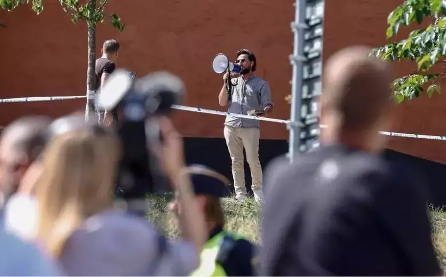 Salwan Momika pelaku pembakaran Al Quran di depan Mesjid Raya Södermalm, Stockholm, saat Hari Iduladha. - (Twitter.com/@lakarstudent0)