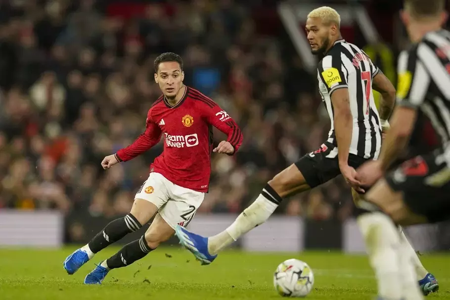 Pamain sayap Manchester United, Antony (kiri), saat menghadapi Newcastle United dalam partai Piala Liga Inggris, Sabtu, 1 November 2023.&nbsp;&nbsp; - (AP)
