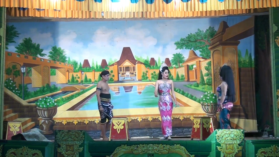 Elvie Nurisnawati guru TK yang juga pemain ketoprak asal Kabupaten Rembang.
