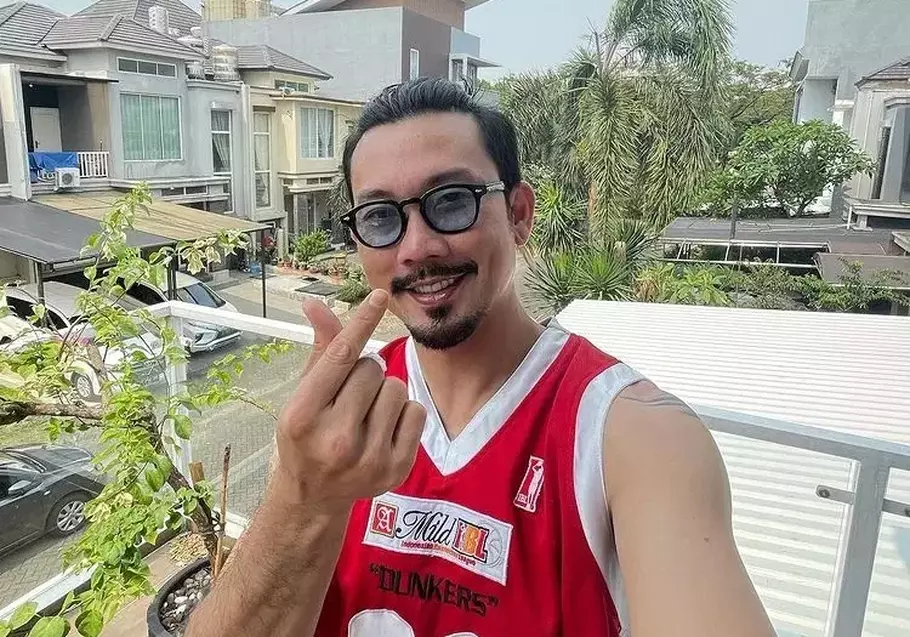 Salah satu yang menggunakan pijat kretek ini adalah Denny Sumargo. Ia mengaku senang dengan pengobatan alternatif dengan menggunakan metode chiropractic itu, lantaran dirinya merasakan manfaatnya. - (Instagram @sumargodenny/Istimewa)