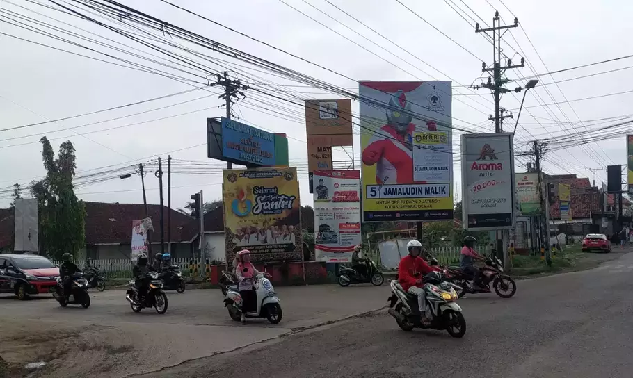 Cara Unik Caleg Asal Jepara Pakai Kostum Ultraman untuk Kampanye