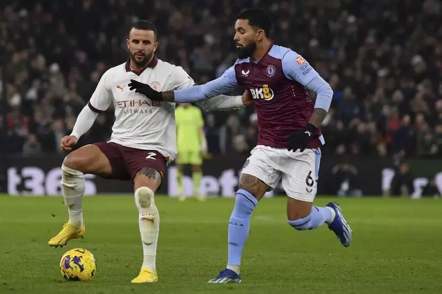 Pemain Aston Villa, Douglas Luiz (kanan) saat bertemu Manchester City. - (AP/AP)