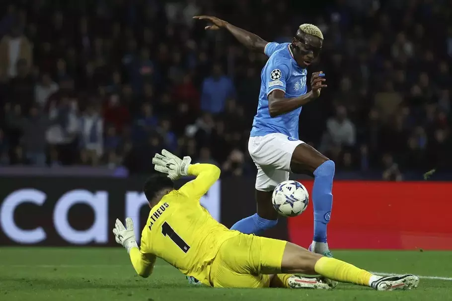 Striker Napoli Victor Osimhen (kanan) menjebol gawang Braga dalam pertandingan Liga Champions. - (AP/Alessandro Garofalo)