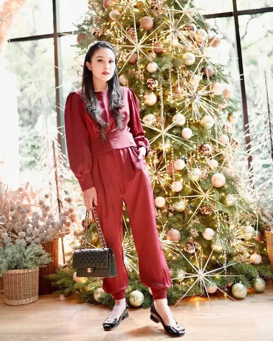 Potret Sandra Dewi mengenakan jumpsuit marun dan berfoto di dekat pohon natal asli yang dibelinya langsung dari Amerika Serikat. - (Instagram @sandradewi88/Istimewa)