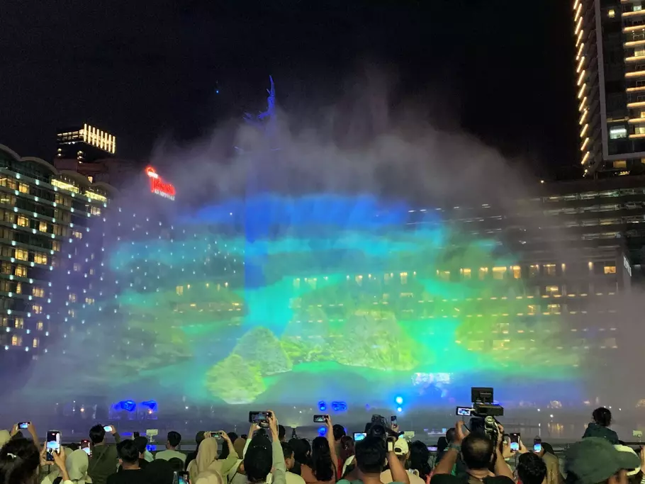 Pertunjukan visual watermist membuka kemeriahan malam jelang pergantian tahun 2024 di Bundaran Hotel Indonesia (HI) Jakarta, Minggu (31/12/2023). - (Beritasatu com/Fito Erlangga)