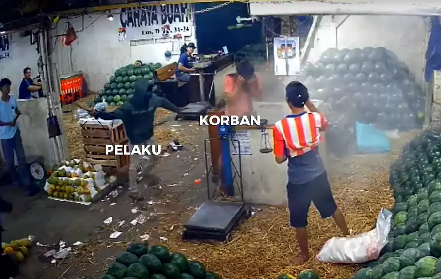 Sutomo, seorang pedagang semangka di Pasar Induk Kramat Jati Jakarta Timur, akhirnya tewas  setelah disiram air keras dan dibacok oleh pelaku, Senin, 8 Januari 2024, dini hari. Kejadian ini terekam CCTV seperti pada tangkapan layar ini. - (Tangkapan layar/Beritasatu.com/Istimewa)