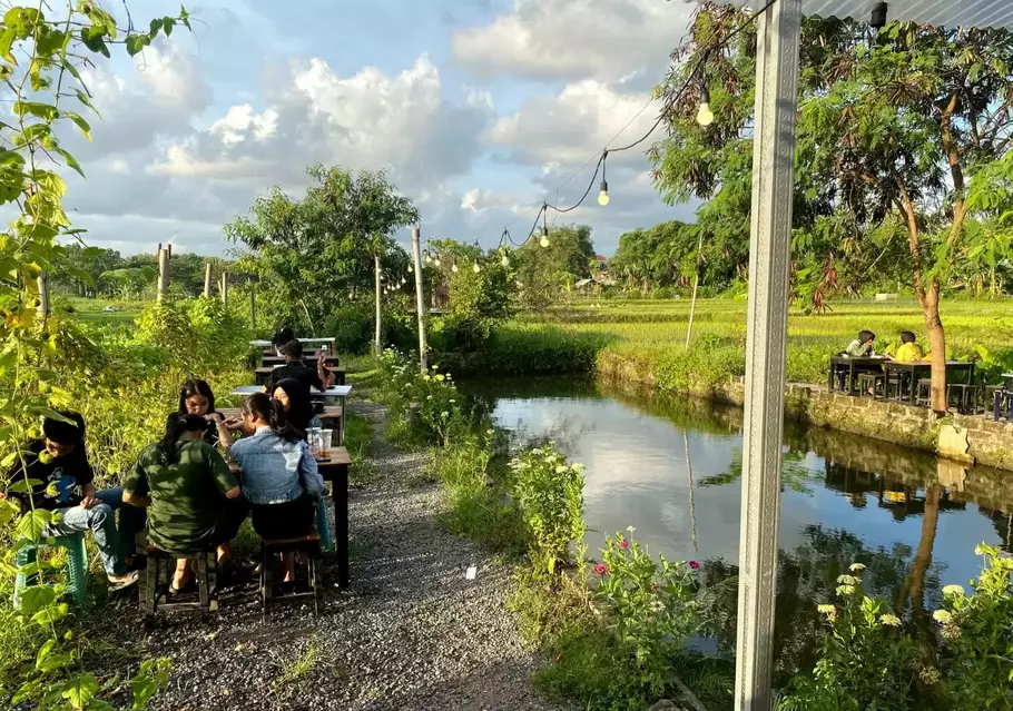 Suasana persawahan di kedai Bubur Bakar Pak Soleh, Yogyakarta. - (Beritasatu.com/Olena Wibisana)