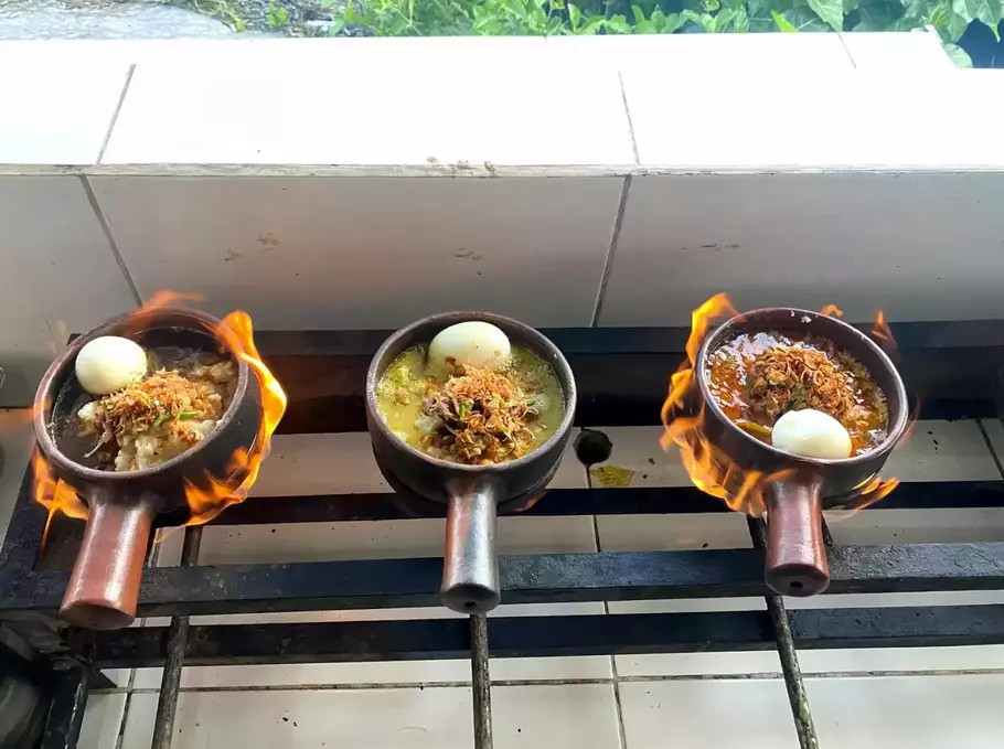 Bubur Bakar Pak Soleh disajikan dengan aneka topping yang menggugah selera. - (Beritasatu.com/Olena Wibisana)