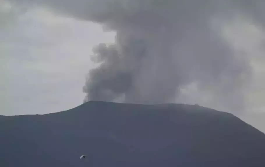 Gunung Marapi mengeluarkan abu vulkanik yang terlihat dari Kabupaten Agam, Sabtu, 13 Januari 2024. - (Antara/Muhammad Zulfikar)