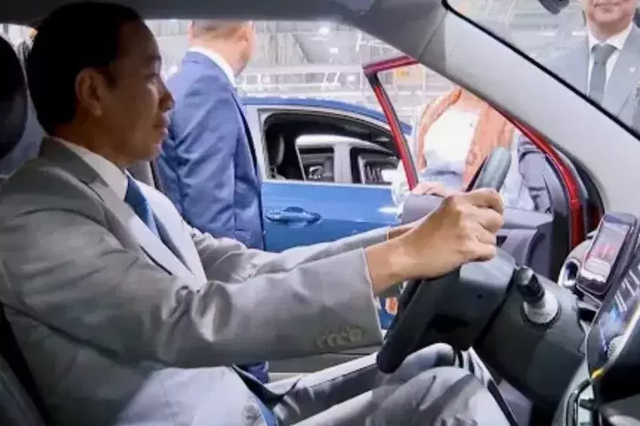 Presiden Joko Widodo (Jokowi) saat mencoba mobil listrik produksi perusahaan otomotif Vietnam VinFast di Kota Hai Phong, Vietnam, Sabtu, 13 Januari 2024. - (Antara/. Andi Firdaus)