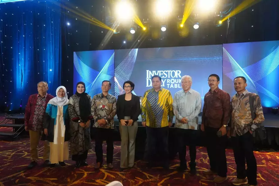 Menteri Koordinator Perekonomian Airlangga Hartanto (keempat dari kanan) dan Executive Chairman B-Universe Enggartiasto Lukita (ketiga dari kanan) dalam acara Investor Daily Roundtable di Cirebon, Jawa Barat, Rabu, 24 Januari 2024. - (Beritasatu.com/Ichsan Amin)