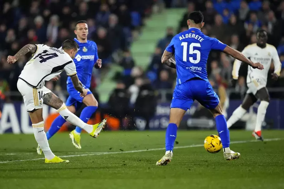 Striker Real Madrid, Joselu melepaskan tenbakan dan menghasilkan gol saat melawan Getafe, di Stadion Coliseum. - (AP/AP)