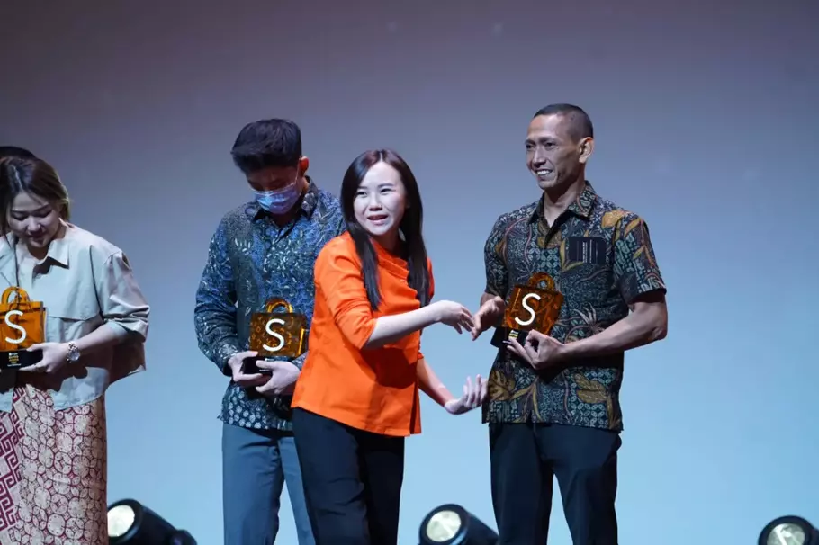 Direktur Eksekutif Shopee Indonesia Christin Djuarto memberikan penghargaan kategori Super Livestreamer UMKM kepada Triana Saptiaji, Pemilik Azella Collections di Shopee. - (Instagram/@azella_collection)