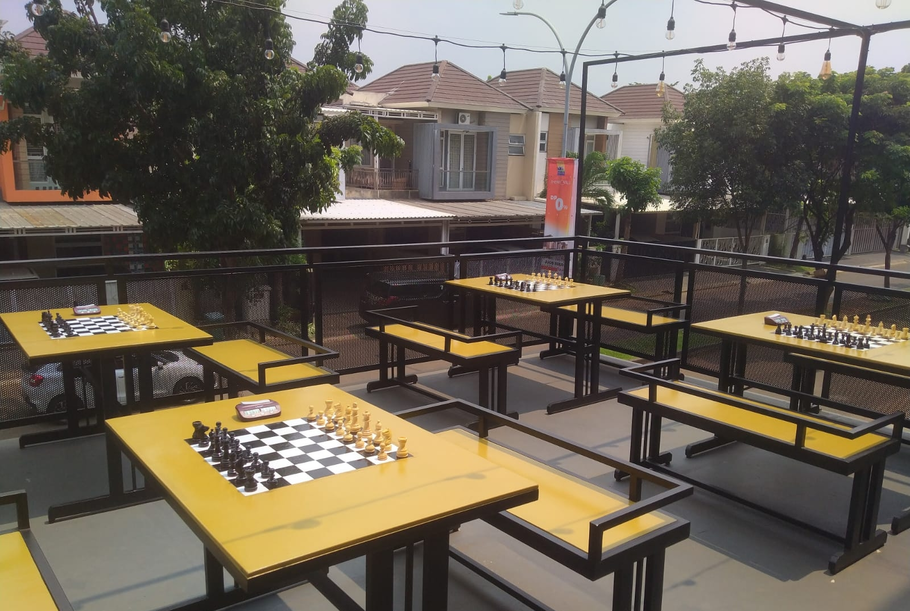 Suasana outdoor Check Mate Cafe, yang memadukan catur, olahraga dan musik menjadi satu di Bekasi Regency. - (Beritasatu.com/Hendro Dahlan Situmorang)