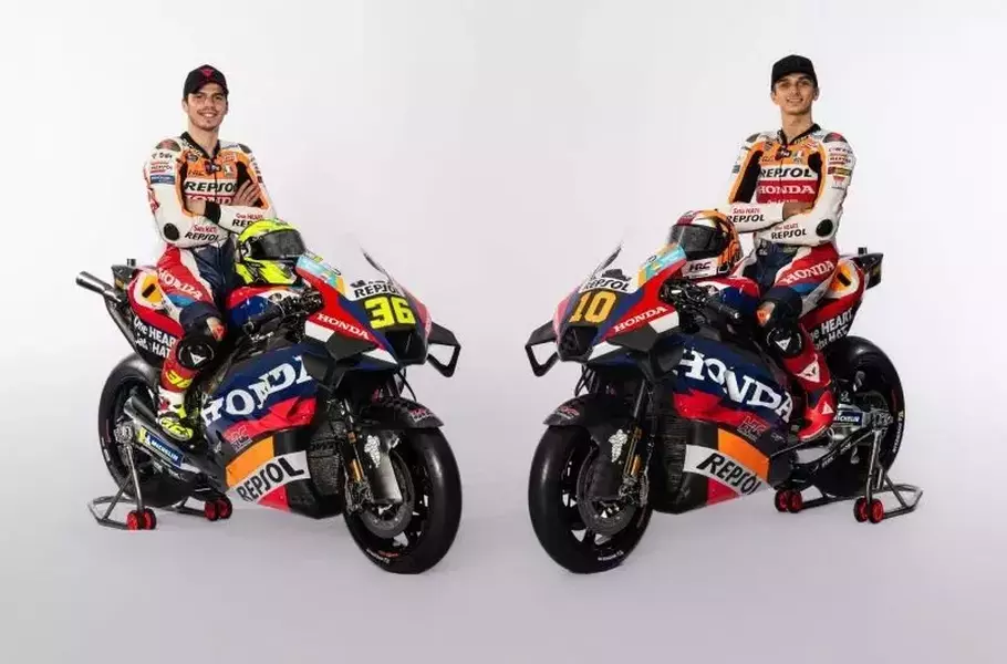 Dua pembalap Repsol Honda (HRC) Joan Mir dan Luca Marini berpose dengan motor Honda RC213V 2024, yang diluncurkan pada Selasa 13 Februari 2024. - (Antara/HO/Honda Racing)