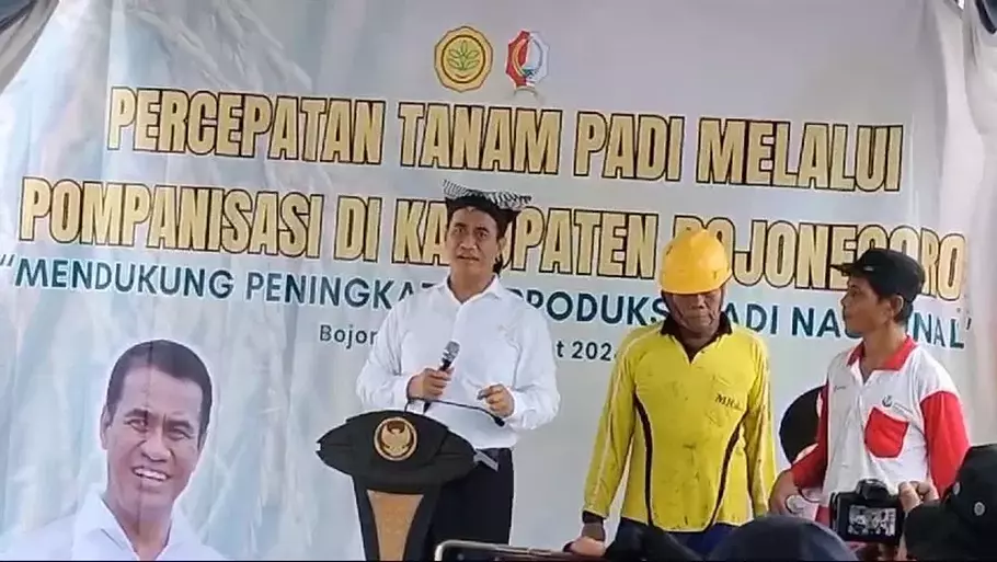 Menteri Pertanian Andi Amran Sulaeman melakukan kunjungan di Desa Tulungagung, Kecamatan Boureno Bojonegoro, Jawa Timur, pada Senin, 18 Maret 2024. - (Beritasatu.com/Suwanto)