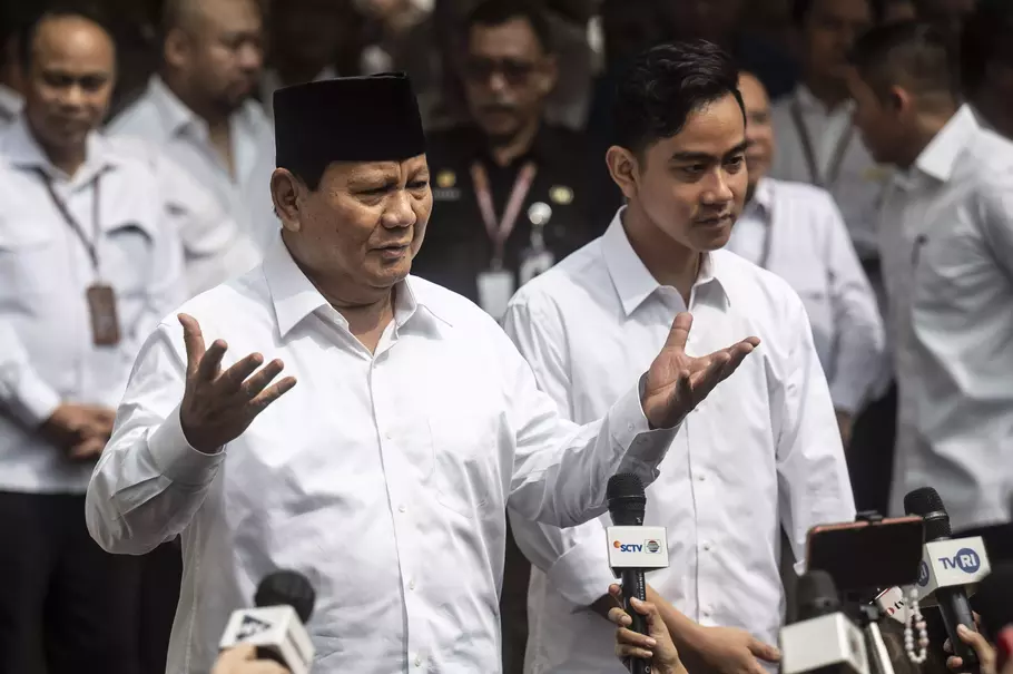 Calon presiden dan calon wakil presiden nomor urut 2, Prabowo Subianto (kiri) bersama Gibran Rakabuming Raka (kanan) memberikan keterangan pers saat menghadiri rapat pleno terbuka penetapan pasangan calon Presiden dan Wakil Presiden terpilih Pemilu 2024 di depan Gedung Komisi Pemilihan Umum (KPU), Jakarta, Rabu, 24 April 2024. - (Antara/Aprillio Akbar)