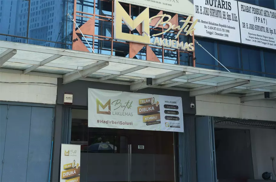 Butik Laku Emas hadir di lokasi baru di depan Stasiun Bekasi - (Beritasatu.com/Rino Fajar Setiawan)