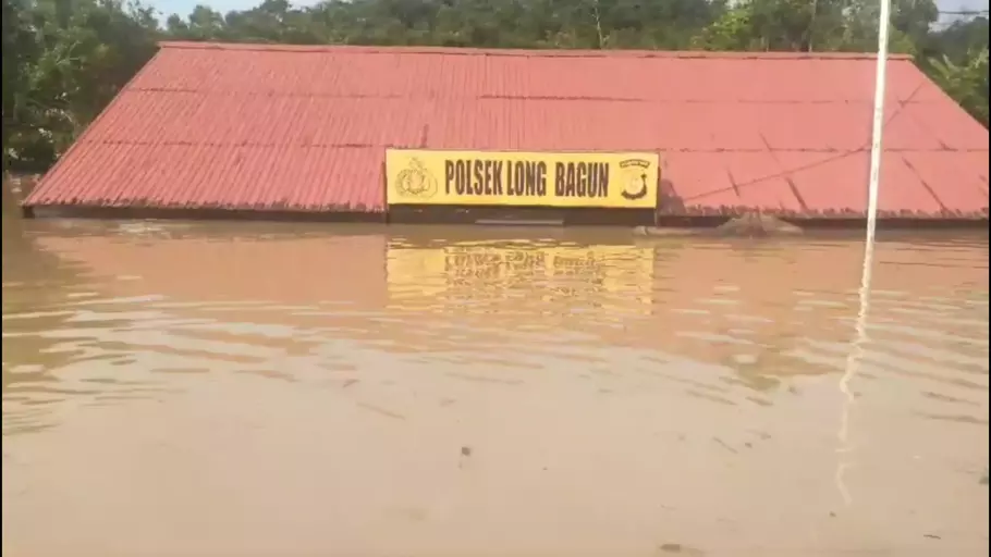 Polsek Long Bagun di Kecamatan Long Bagun, Kabupaten Mahakam Ulu, Kalimantan Timur, terendam banjir setinggi 2 meter, Kamis 16 Mei 2024 - (Beritasatu.com/Fuad Iqbal Abdullah)