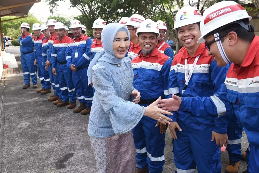 Direktur Utama Pertamina Nicke Widyawati menyapa Perwira Pertamina usai kegiatan mengikuti kegiatan upacara Peringatan Hari Lahir Pancasila 2024 yang diselenggarakan di Lapangan Garuda Pertamina Hulu Rokan, Dumai, Riau pada Sabtu, 1 Juni 2024. - (Pertamina/Istimewa)