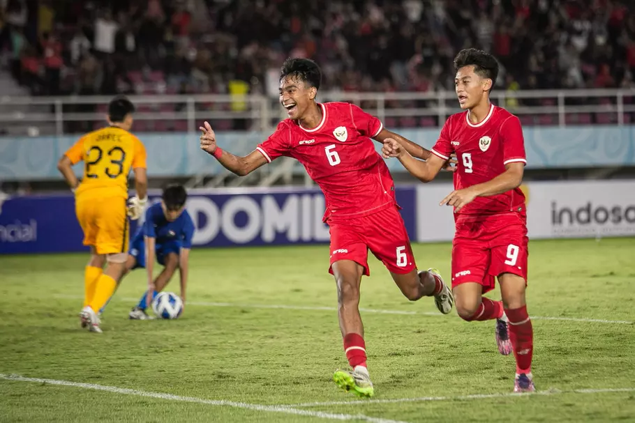 Pemain Indonesia Evandra (kiri) berselebrasi bersama rekannya Mierza (kanan) usai mencetak gol ke gawang Singapura pada pertandingan penyisihan grup A Piala AFF U-16 di Stadion Manahan, Solo, Jawa Tengah, Jumat (21/6/2024). Timnas Indonesia menang atas Singapura dengan skor 3-0. - (Antara/Mohammad Ayudha)