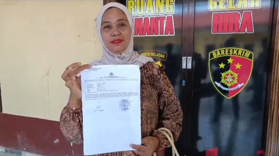 Andi Risma, pelapor terhadap empat anggota Polri yang bertugas di Polsek Bulukumpa ke Propam Polres Bulukumba dan Propam Polda Sulsel. - (Beritasatu.com/Irfandi Ahmad)