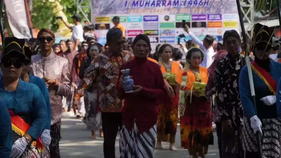 Memperingati 1 Suro atau yang biasa dikenal dengan 1 Muharram para pedagang di Pantai Kukup menggelar tradisi sedekah laut Pantai Kukup 1 Muharram 1446 Hijriah yang digelar di Kawasan Wisata Pantai Kukup, Gunungkidul, Yogyakarta. - (Beritasatu.com/Olena Wibisana)