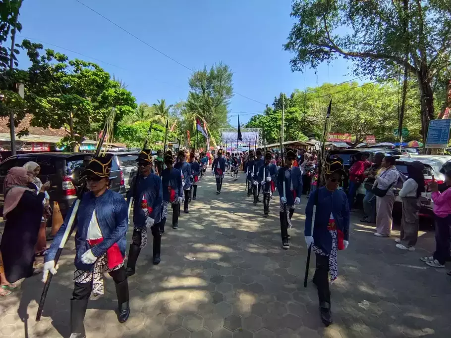 Memperingati 1 Suro atau yang biasa dikenal dengan 1 Muharram para pedagang di Pantai Kukup menggelar tradisi sedekah laut Pantai Kukup 1 Muharram 1446 Hijriah yang digelar di Kawasan Wisata Pantai Kukup, Gunungkidul, Yogyakarta. - (Beritasatu.com/Olena Wibisana)