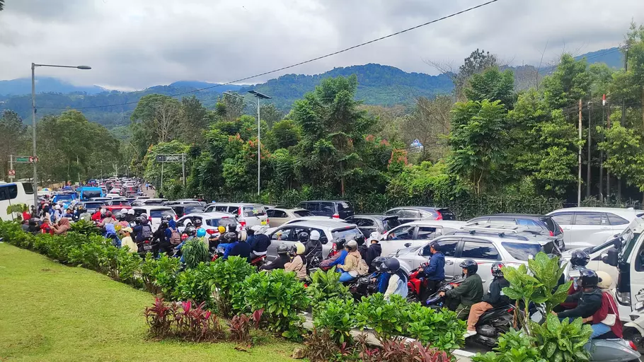 Kawasan wisata Puncak, Bogor, Jawa Barat, macet total di sekitar Pasar Cisarua hingga Gunung Mas, Minggu, 7 Juli 2024. - (Beritasatu.com/Heru Yustanto)