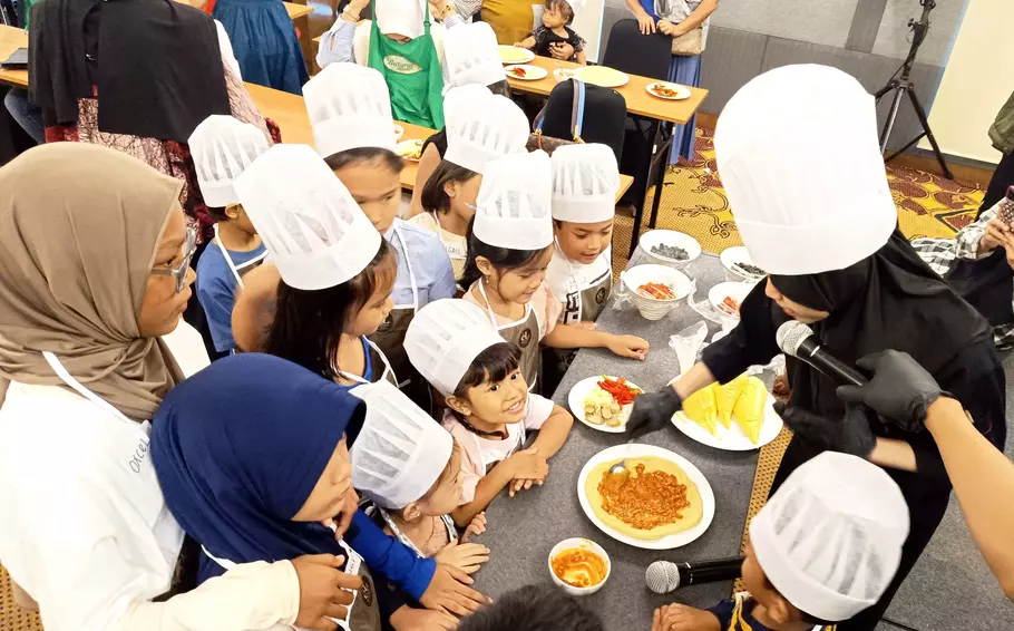 Merayakan Hari Anak Nasional, El Hotel Jakarta dan Rumah Sakit Mitra Keluarga Kelapa Gading menggelar éL Little Chef: Parent and Child Cooking Class, di El Hotel Jakarta, Kelapa Gading, Jakarta, pada Minggu 21 Juli 2024. - (Beritasatu.com/Mita Amalia Hapsari)