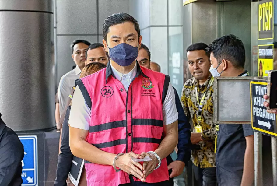 Tersangka kasus dugaan korupsi timah Harvey Moeis, dikawal ketat petugas Kejaksaan saat tiba di Kejaksaan Negeri, Jakarta Selatan, Senin 22 Juli 2024. - (Berita Satu Photo/Joanito De Saojoao)