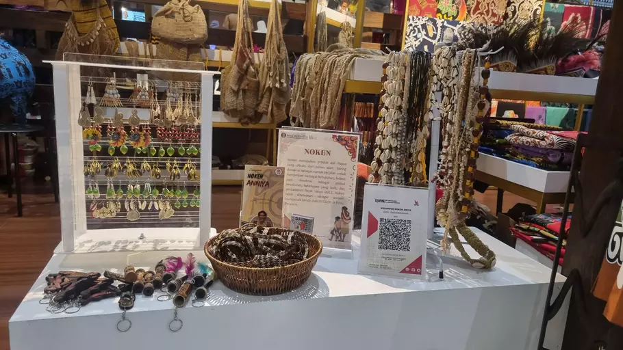 Grace dari Sanggar Noken Anniya menjelaskan, pada acara FEKDI X KKI ini membawa noken kulit kayu, noken anggrek, noken kombinasi kulit kayu dan anggrek hingga aksesoris, seperti anting-anting. - (Beritasatu.com/Istimewa)