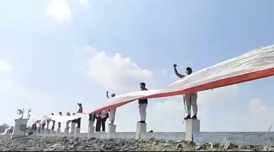 Sambut HUT Ke-79 RI, bendera merah putih sepanjang 579 meter dibentangkan di Waduk Gondang, Lamongan - (Beritasatu.com/Triwi Yoga Margiono)